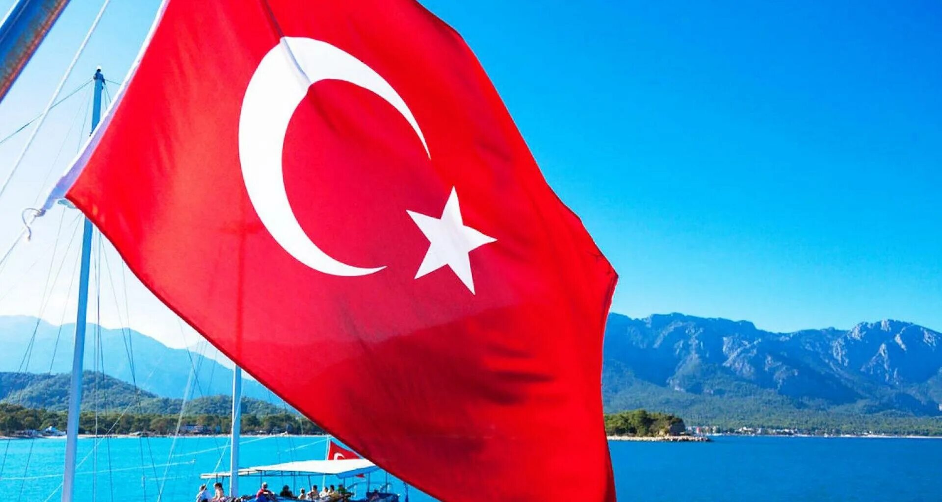 Россия объявила турции. Турция. Пляж с турецким флагом. Турция пляж флаг. Флаг Антальи.
