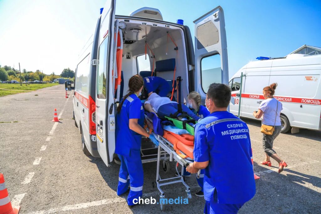 Жизни скорой. Приезд скорой. Грузят в скорую помощь. Учения неотложной помощи.