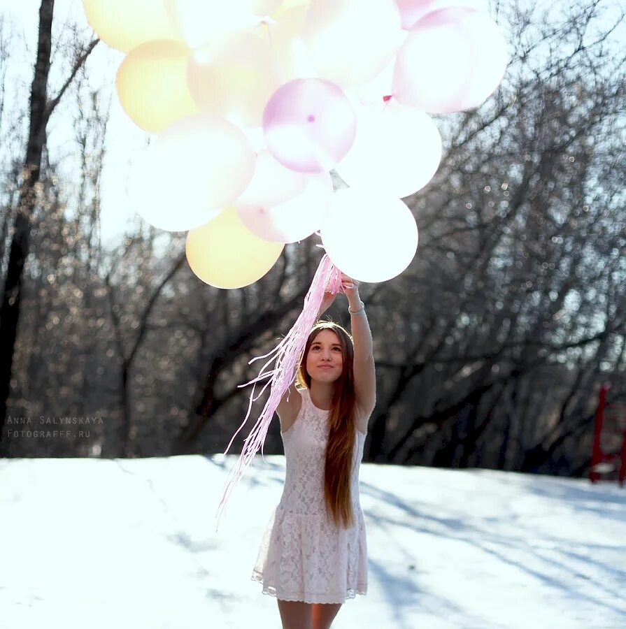 зимние воздушные шары. воздушные шарики зимой. воздушные шары зимой на улице. шары зимой. воздушные шары зимой на улице.