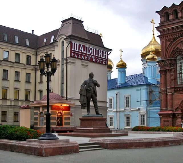 Казань памятник бауману. Казань памятник шаляпину на баумана. улица баумана казань шаляпин. шаляпин памятник в казани. баумана 78 памятник шаляпину.