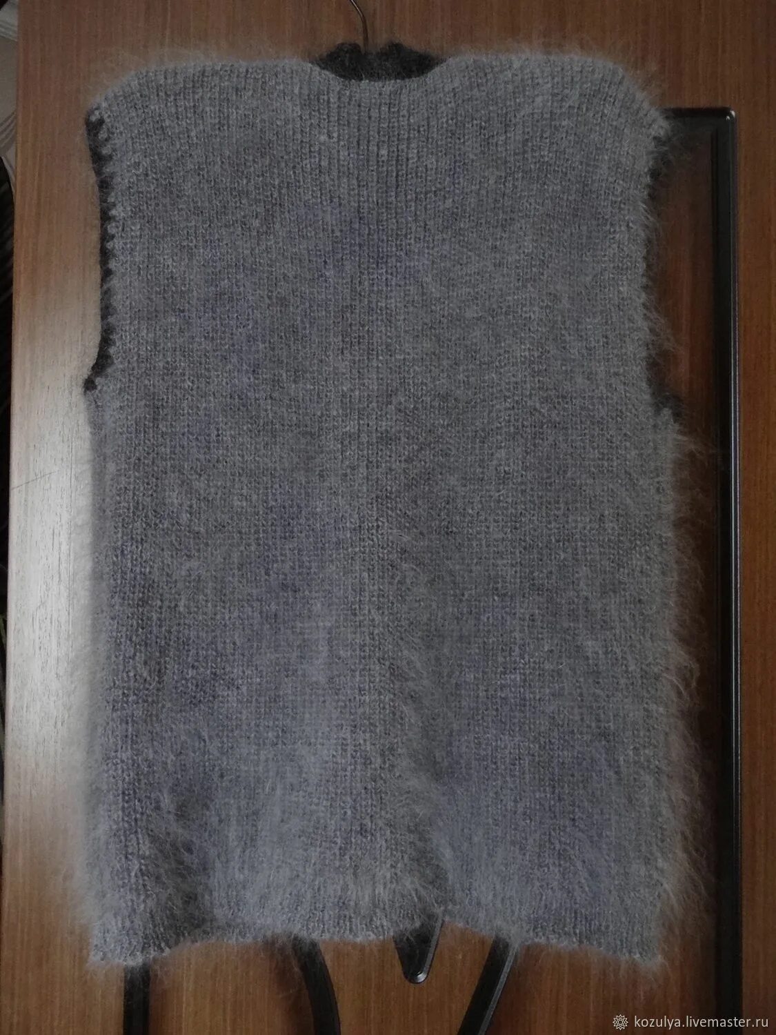 Жилет из пуха. Пуховые безрукавки вязаные пуховые. Урюпинский пуховый жилет. Вязаная жилетка из пуха норки. Вязаные пуховые безрукавки.