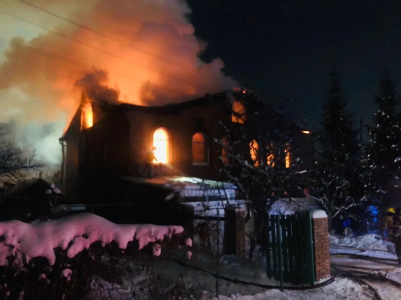 Гостевой дом купол Чебоксары. Пожар в Шумерле. Пожар в деревне. Пожар дома.