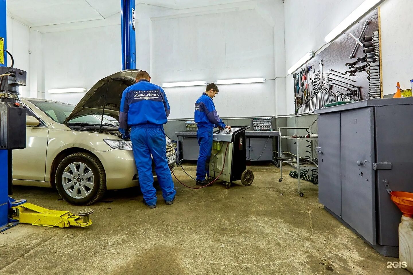 Автосервис авто на подъемнике. Красивый автосервис. Проверить автосервисы. Машина на подъемнике. Проверить автосервисы.