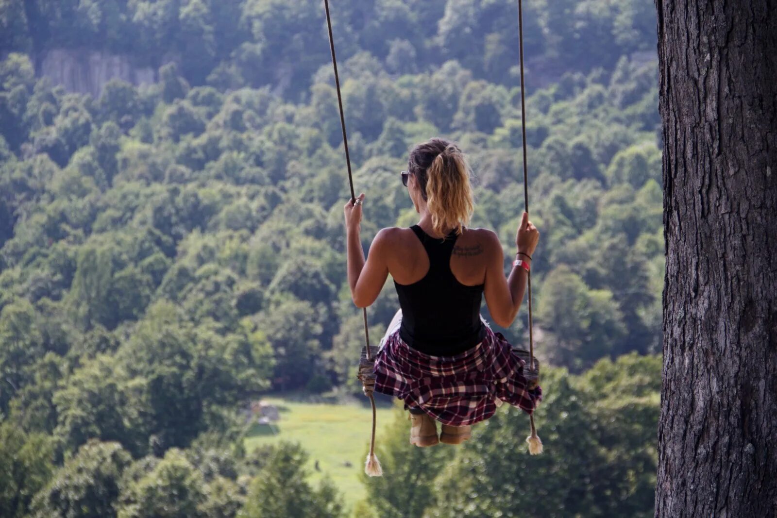 Swinging. A woman on a Swing. Swinging картинки. Ride on a Swing. Swinging showing