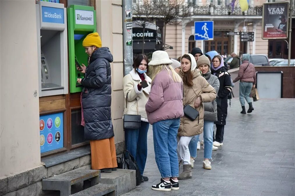 Очередь в Банкомат. Очередь в банк. Банковская фото Украина. Очередь в банке летом.