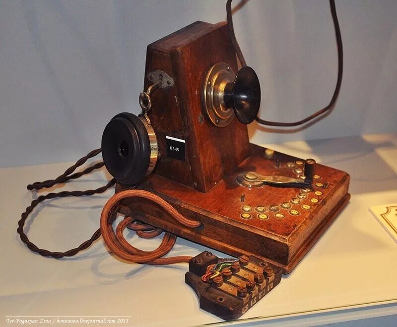 12 историй телефон. Первый телефонный аппарат. Первый телефон. Телефонный аппарат 1876 год. Старинные средства связи.