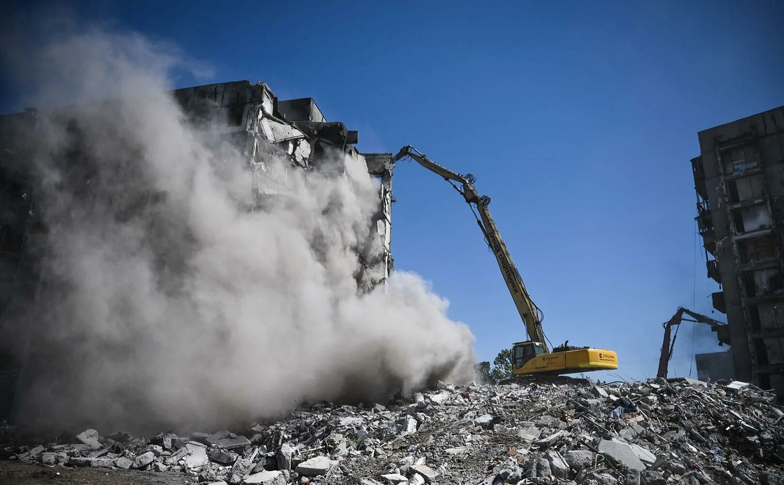 Фотосессия здания стройка. Ленэкспо на васильевском острове. Снос 2022. Снос в исторической самаре. В новопеределкино снесут рынок.