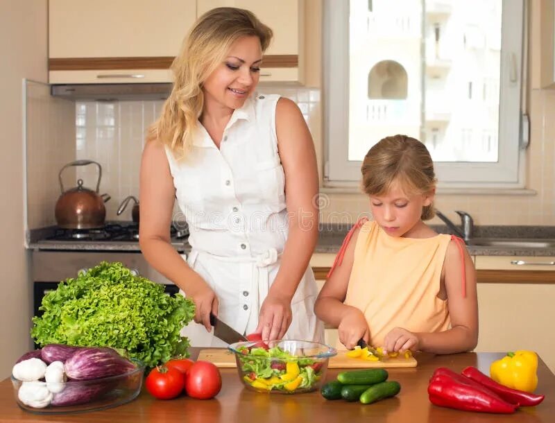 Мама и дочка на кухне иллюстрации. My mother i love cooking. Семья готовит на кухне. My mother i love cooking. Забота о женщине.