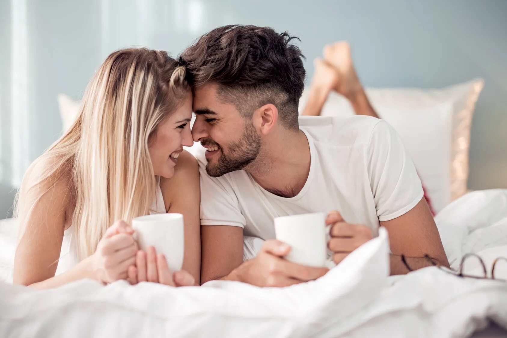 А4 обнимает. Начать жить вместе с девушкой. Начать жить вместе с девушкой. Мужчина и женщина на кухне. Мужчина и женщина совместное проживание.