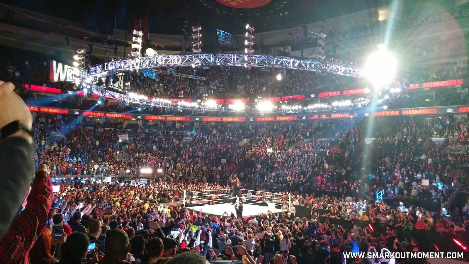 Wwe arena. Wwe арена зрители. Royal rumble 2015. Wwe арена скала. Wwe thunderdome.