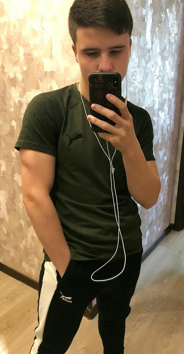 Фото парня 18 домашние. Парень 20 лет. селфи парня. парень домашнее. симпатичный парень 19 лет.