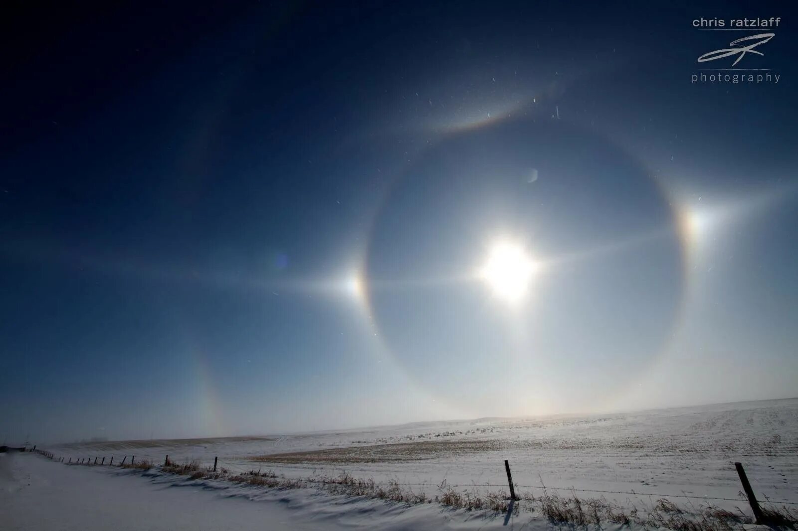 Три солнца на небе. Солнечное гало паргелий. Эффект гало три солнца. 3 солнца как называется. Гало три солнца оптическое явление.