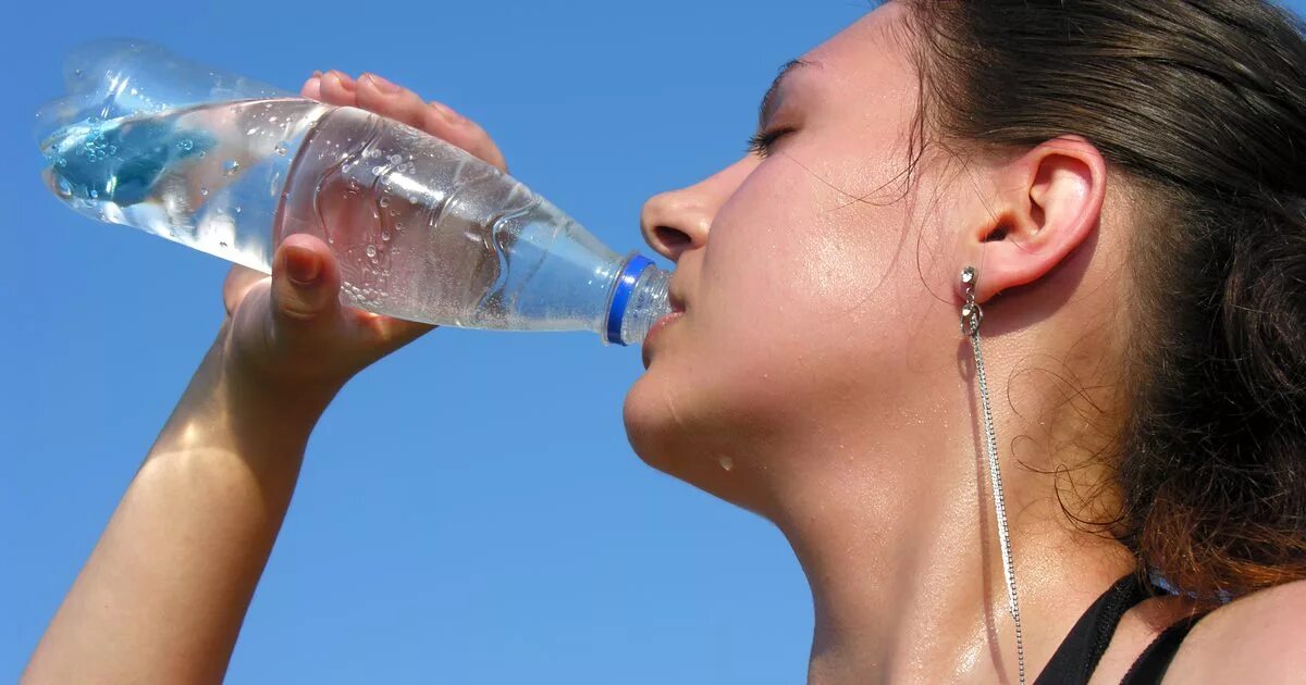 Пить воду. Человек пьет воду. Питьевая вода. Питье воды. Пейте легкую воду