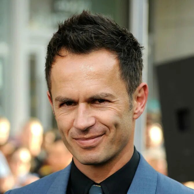 Грег эллис хоббит. Грег йейтэйнс,. Грег эллис ракета. Greg ellis actor. Greg ellis actor.