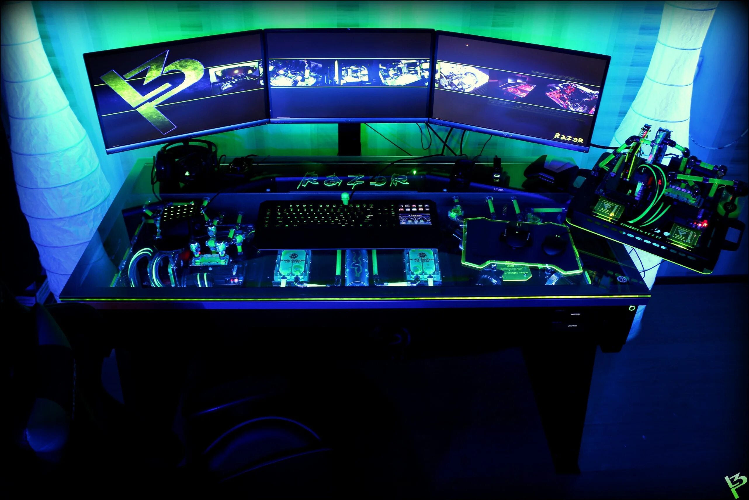 Стол компьютерный игры. Компьютерный стол рейзер. Игровой стол Razer. Девайсы рейзер. Компьютерный стол игровой с подсветкой.