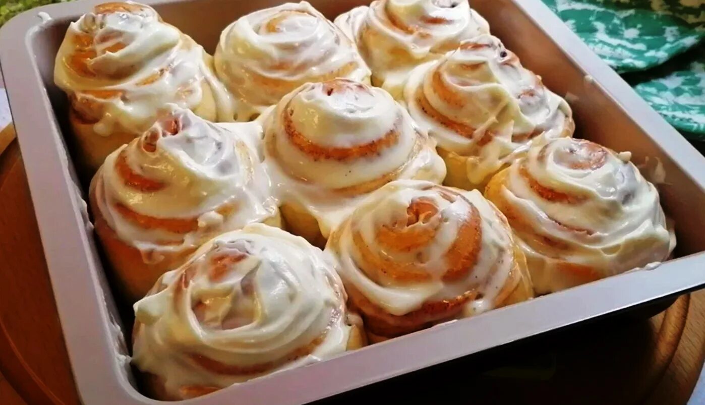 Синнабон булочки с корицей. Синнабон булочки синабон. Синнабон булочки с корицей. Выпекать синабоны. Синнабон.
