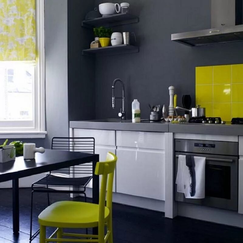 Какие цвета сочетаются на кухне. Кухня икеа серо желтая. Кухня серого цвета в интерьере. Серые стены на кухне. Цветовая гамма в интерьере кухни.