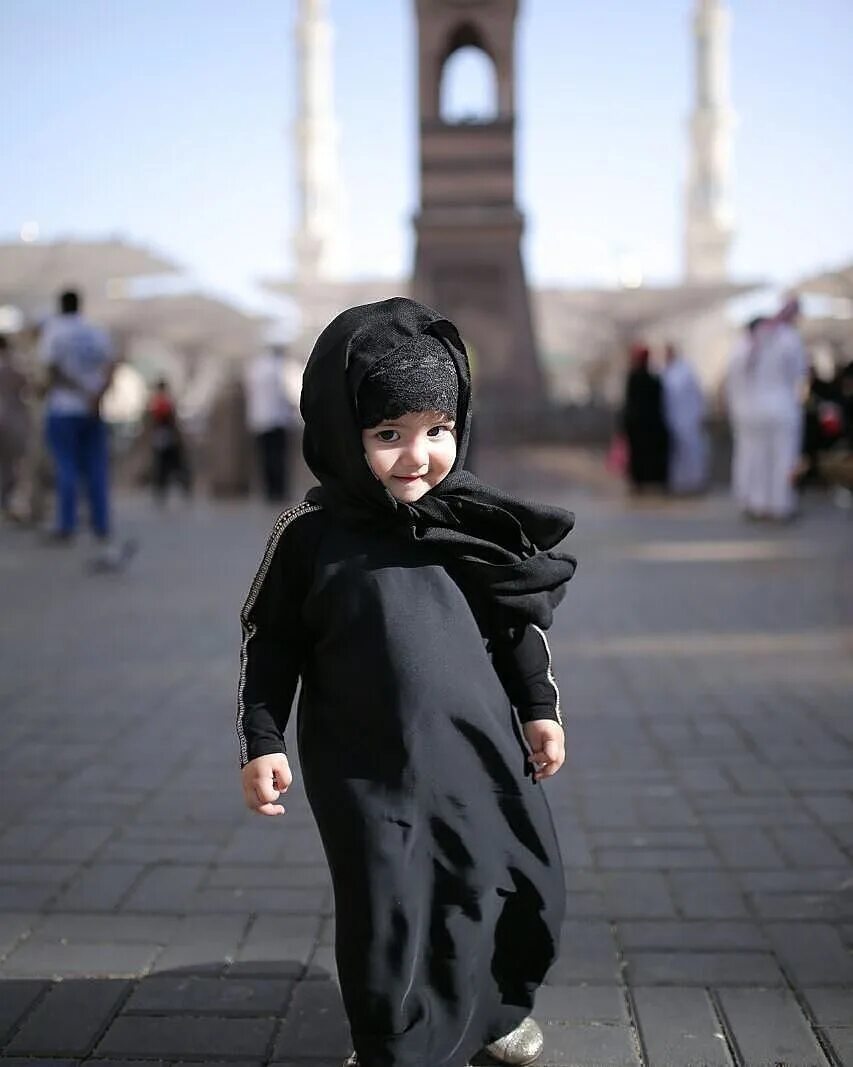 Детские Хиджабы. Арабские дети. Дети в парандже. Маленькая девочка в хиджабе.