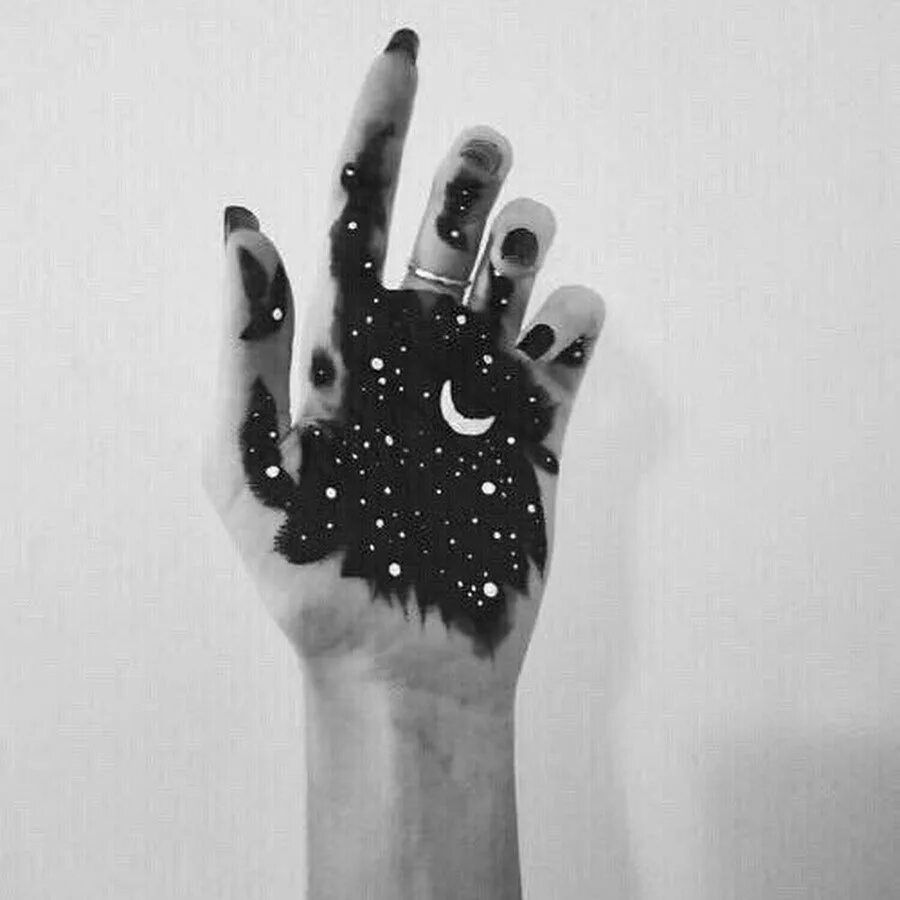 Черная рука ночью. Черная рука. Черно белая Эстетика. Руки в черной краске Эстетика. Черная и белая рука Эстетика.