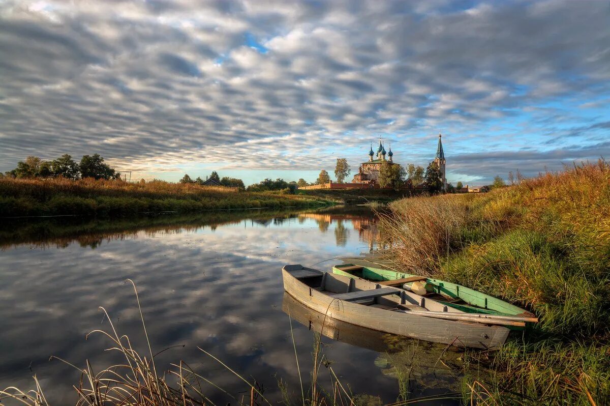 Река Волга с лодкой. Осенний Плес Волга катер. Лодка на озере. Речной пейзаж. Березовая лодка