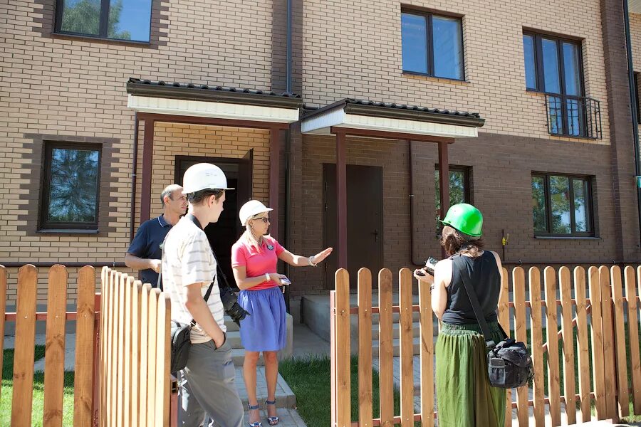 Семья рядом с домом. Дом американский колорадо. Семья в деревянном доме. Семья в загородном доме. Семья в красивом доме.