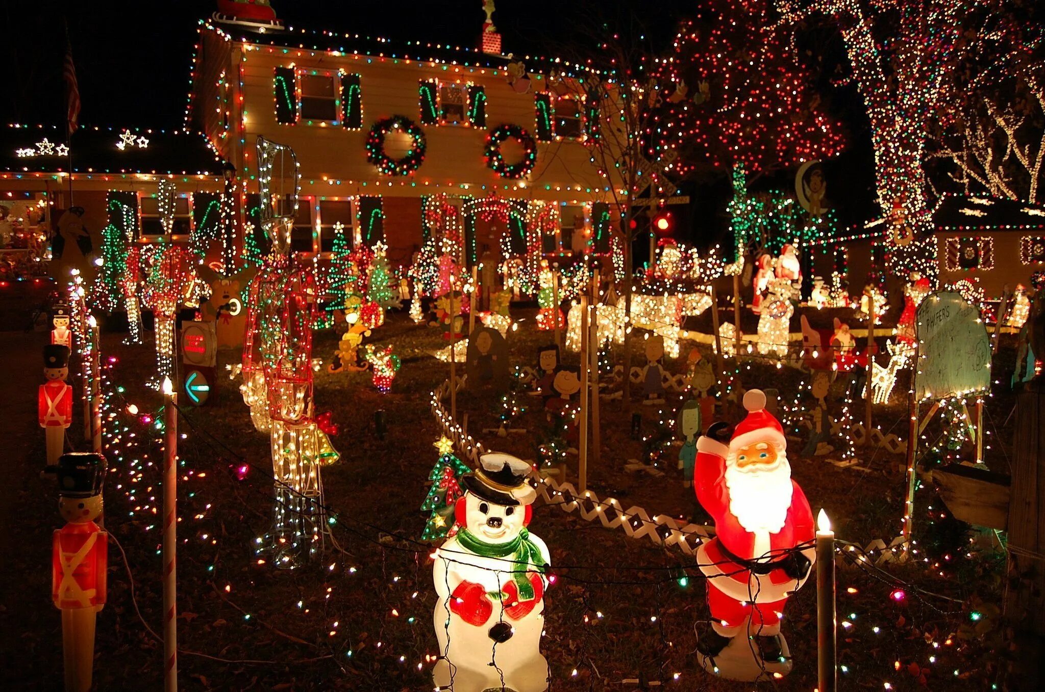 Подарки деда мороза. Christmas traditions december. Christmas traditions december. Рождество в англии. Рождество в италии.
