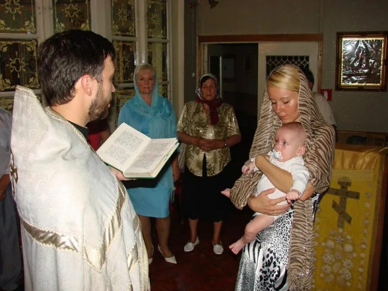 Сонник крестный. Одежда мамы на крещение ребенка. Одежда для крещения для крестной мамы. Одежда на крещение для мамы. Наряд крестной мамы на крестины.