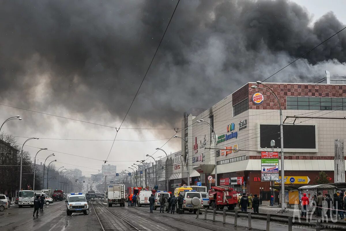 Пожар тц г кемерово. ТЦ зимняя вишня Кемерово. Пожар в Кемерово в ТЦ зимняя вишня. Торговый центр вишня Кемерово. Кемерово торговый комплекс зимняя вишня.