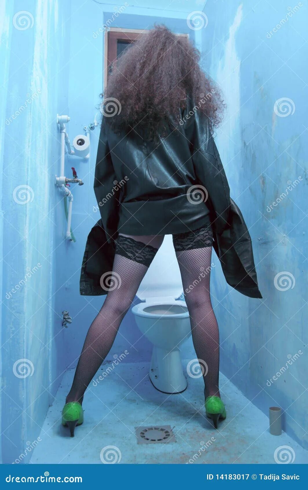 девчонка на унитазе. девушка писает стоя на улице. женщина писает с разговорами. девушка пописала на улице. красивая девушка мочится.