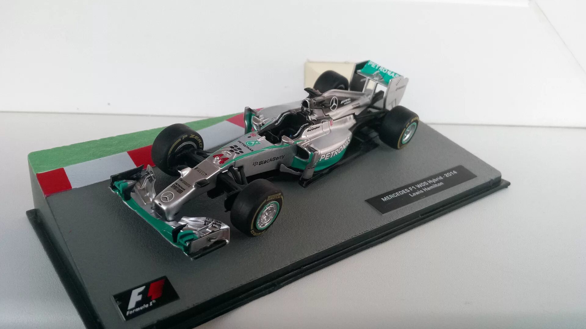 Формула 1 модель 1 2. Mercedes f1 w05 hybrid. mercedes w05 f1. f1 mercedes моделька. mercedes w13 1 43 f1 2025.