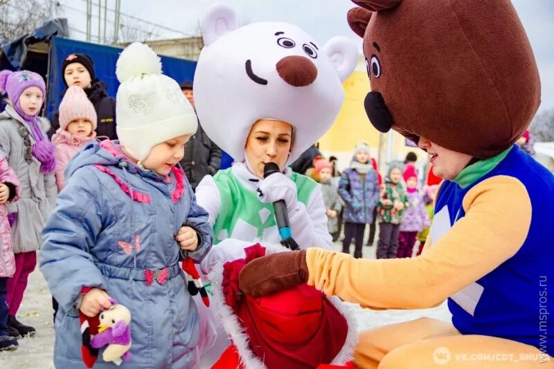 новогодняя вечеринка. новый год корпоратив. праздник застолье. человек радостный. новогодняя вечеринка.