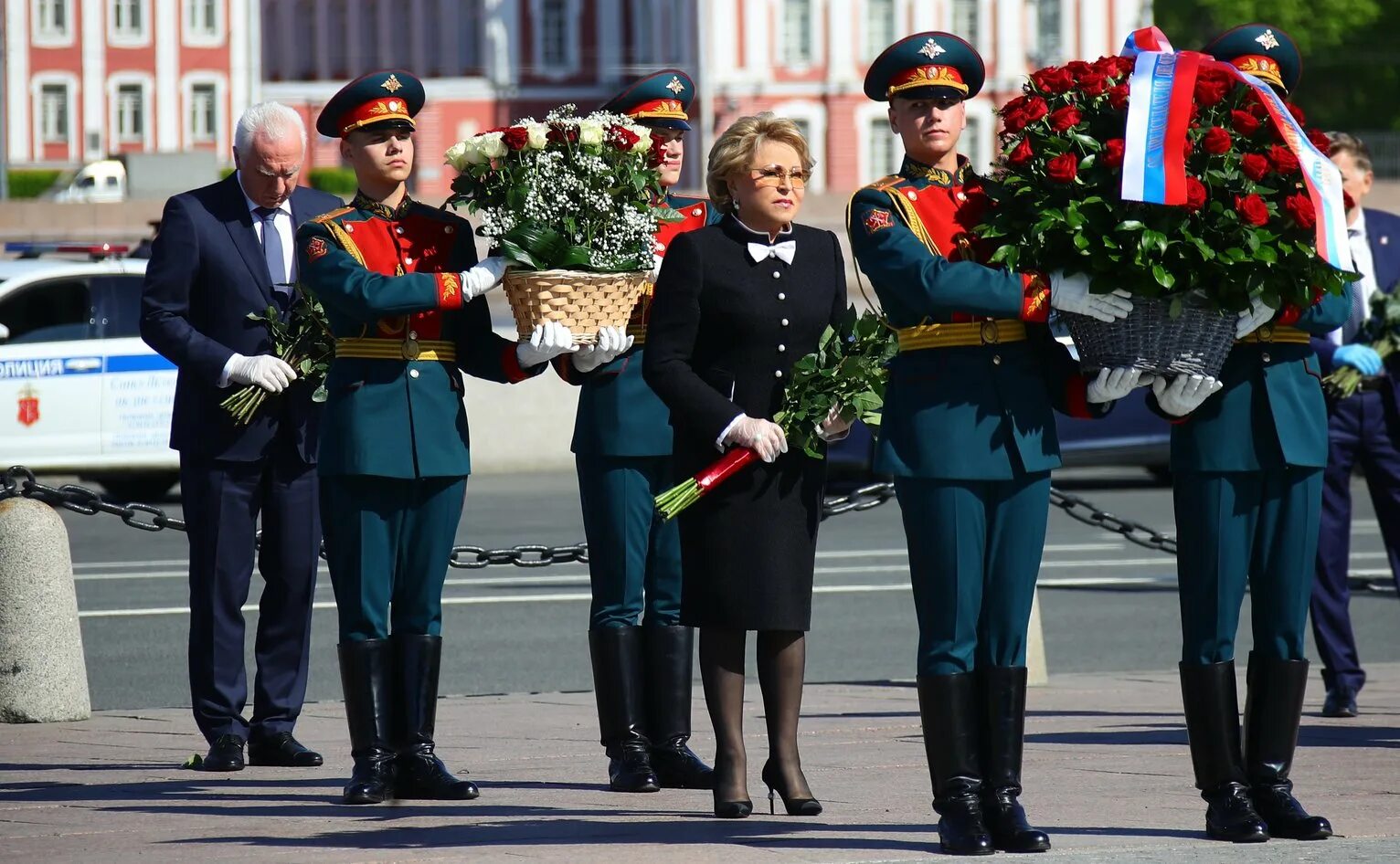 В санкт петербурге призвали. Матвиенко возложила цветы. Матвиенко на возложении.