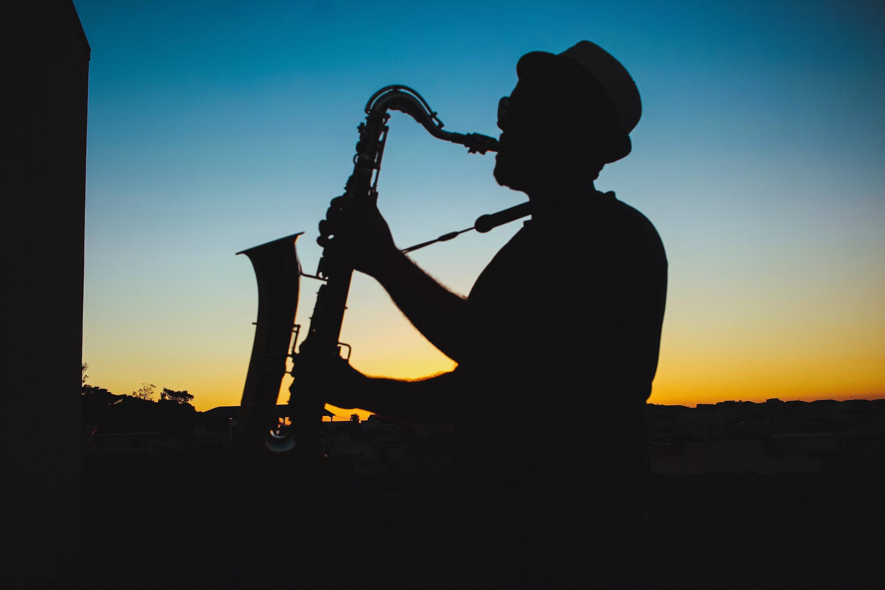 Playing saxophone. Саксофон. Саксофон джаз. Джаз и блюз. Тень саксофониста.