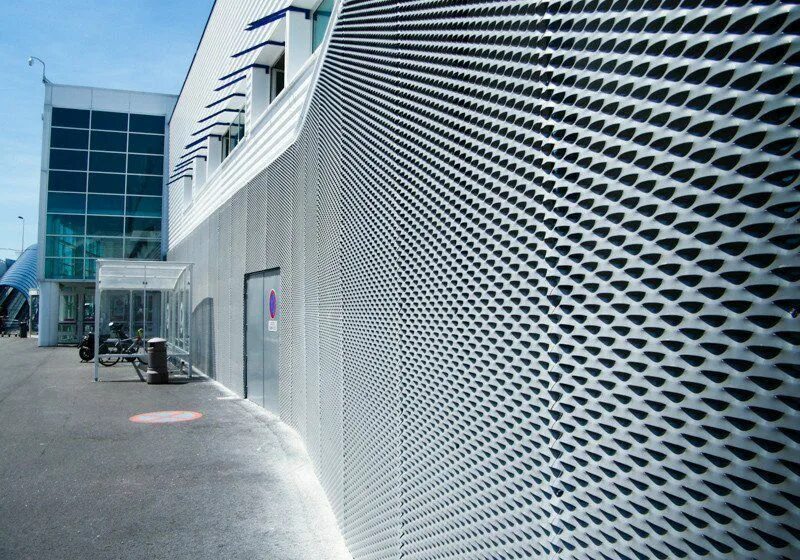 Сетчатый фасад. Сетчатые панели mesh metal. metal mesh facade. перфорированные панели для фасада. перфорированные металлические панели.