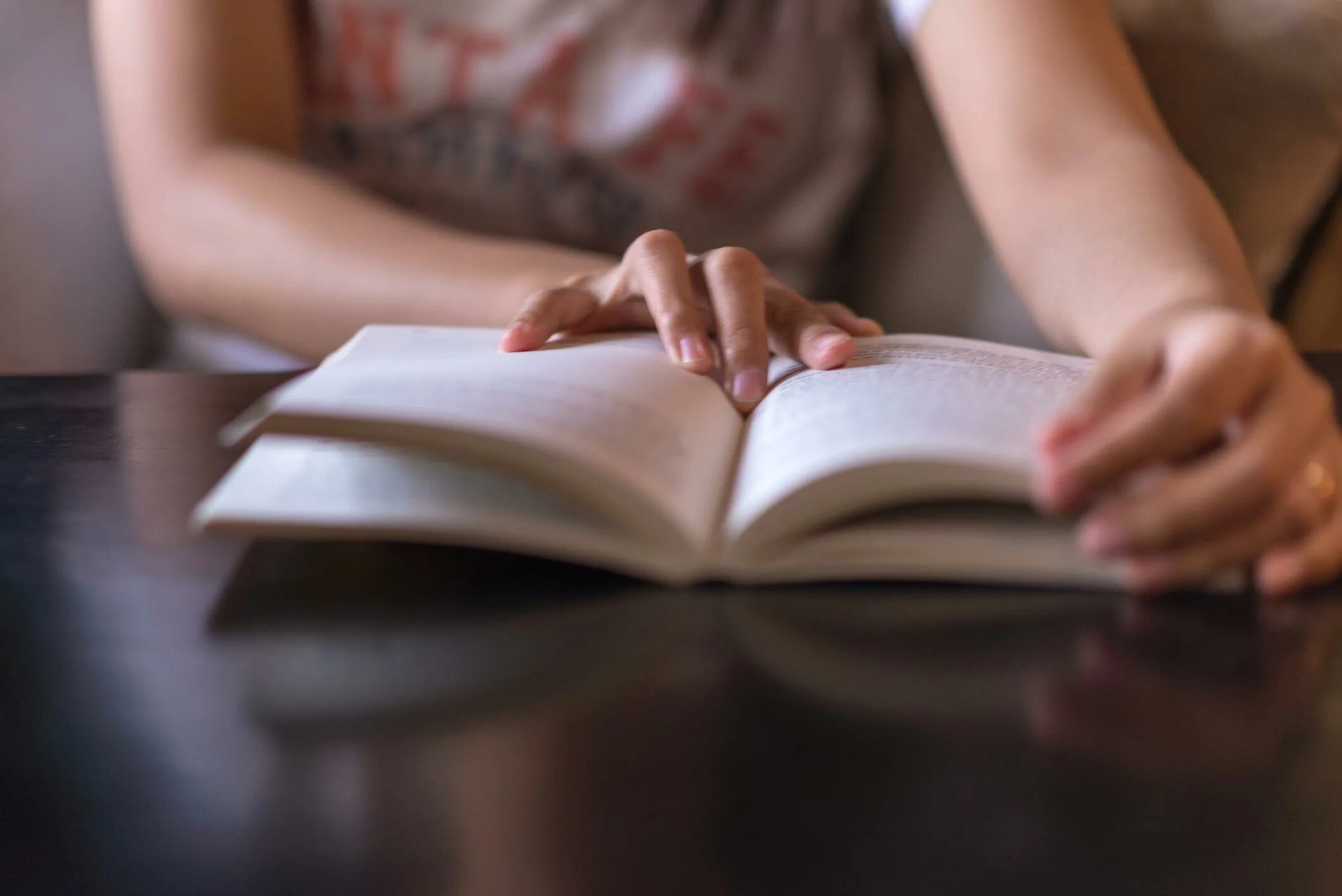 В моих руках книга. Книга в руках. девушка с книгой в руках. книги картинки. книга в женских руках.