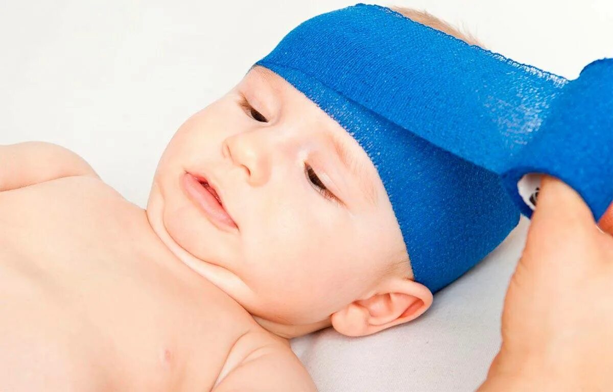 Травмы головы новорожденного. Тарвмв головы у ребенка. Повязка на голову новорожденному лечебная.