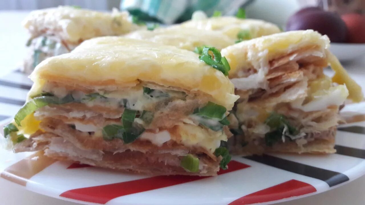 Закусочный торт наполеон из готовых. Закусочный наполеон с консервой. закусочный торт наполеон с рыбной консервой. закуска наполеон с консервой. рыбный пирог наполеон.