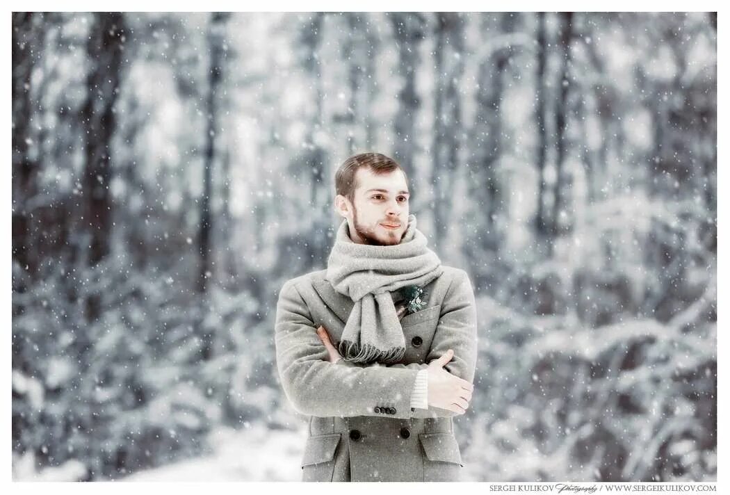 Мужская фотосессия зимой. Мужчина в зимнем лесу. Парень зимой. Зимняя фотосессия на улице мужская.