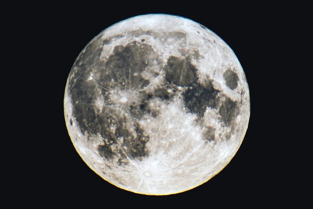 Суперлуние 13 июля 2022. Огромная Луна. Снимок Луны. Луна близко.