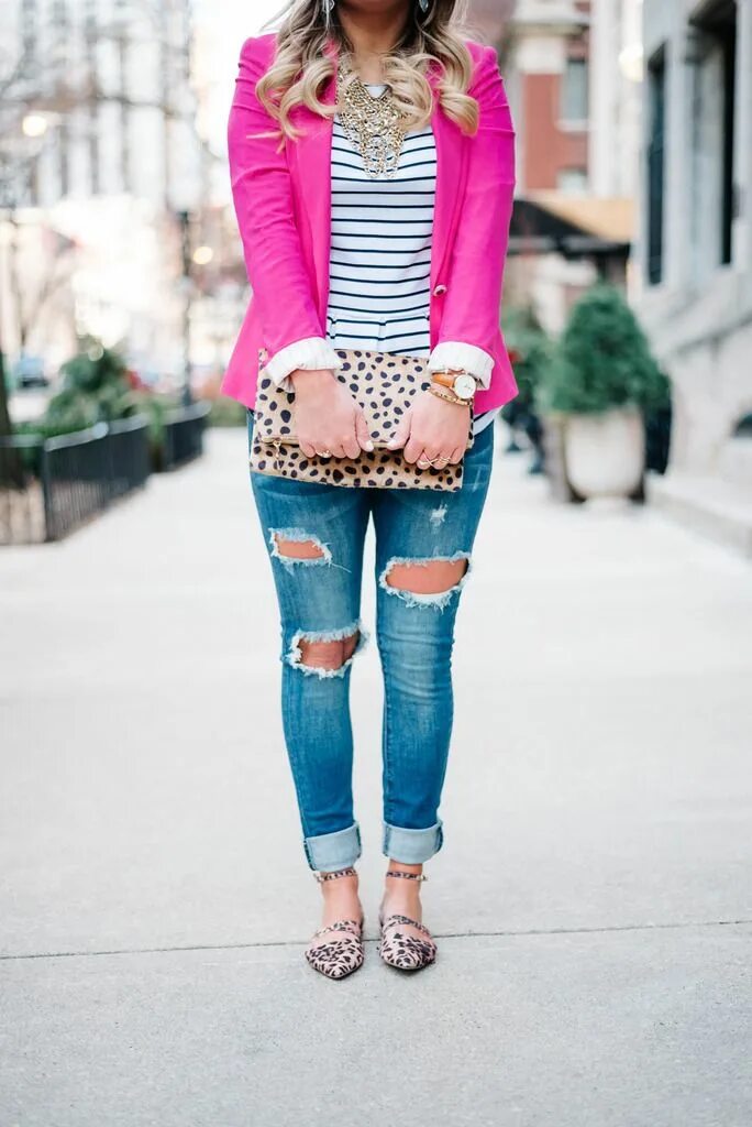 Рубашка фуксия женская. Pink shirt outfits. Пастельный цвет для брюнетки. Образы с розовыми кедами. Розовая рубашка оверсайз.
