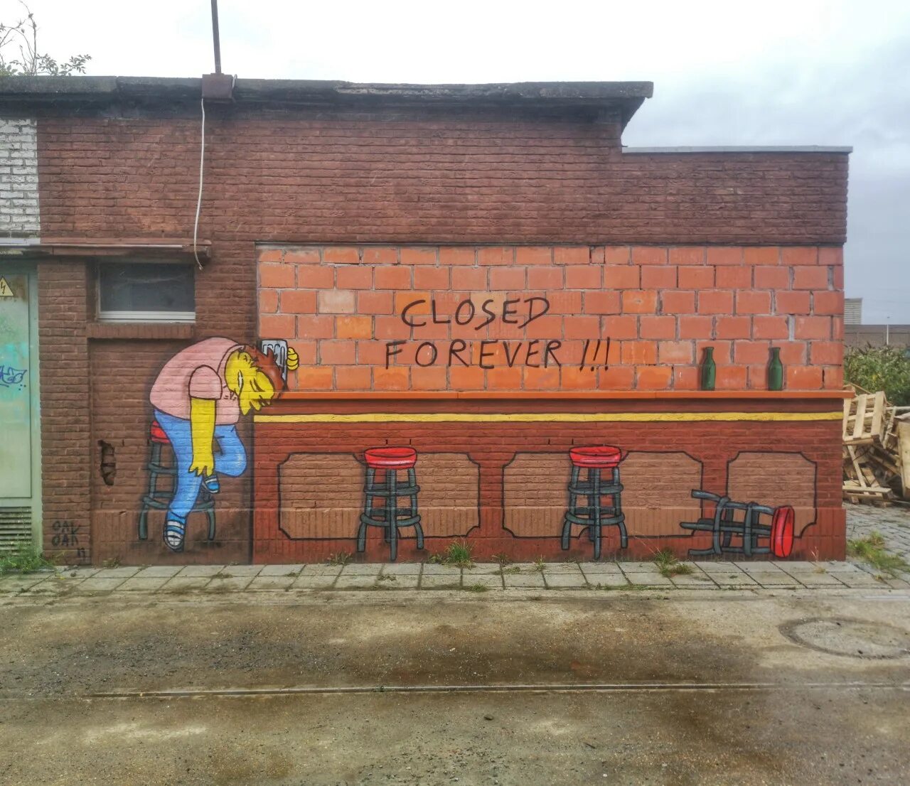 Close forever. Шлакоблок реклама. Надпись на барной стойке. Надпись бар. Closed Forever.