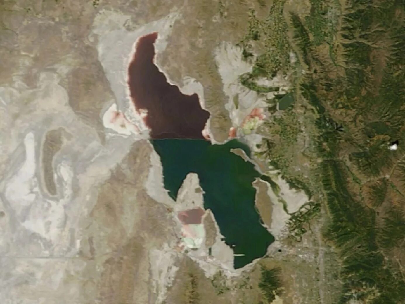 Большое солёное озеро снимок со спутника. Роджерс драй Лейк. Dry Lake Bonneville. Большое соленое озеро Южной Калифорнии. Большое соленое озеро глубина