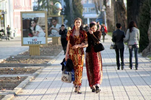 Женщины таджикистана. Таджички на улицах. Девушки на улицах душанбе. Таджички на улицах. Таджички на улице.