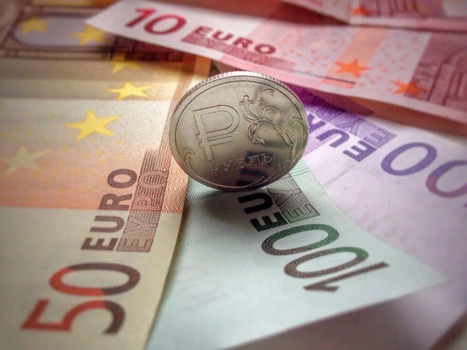 Евро в рубли. Доллар евро рубль. Деньги евро. Валюта картинки.