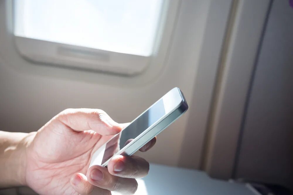 Call banned. Телефон в самолете. В самолёте с мобильным телефоном. Выключить телефон в самолете. Камера телефона в самолете.