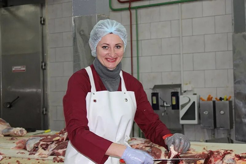 Укладчик посуды. Подработка. Упаковщик молочной продукции. Завод язаки городец. Работник мясокомбината.