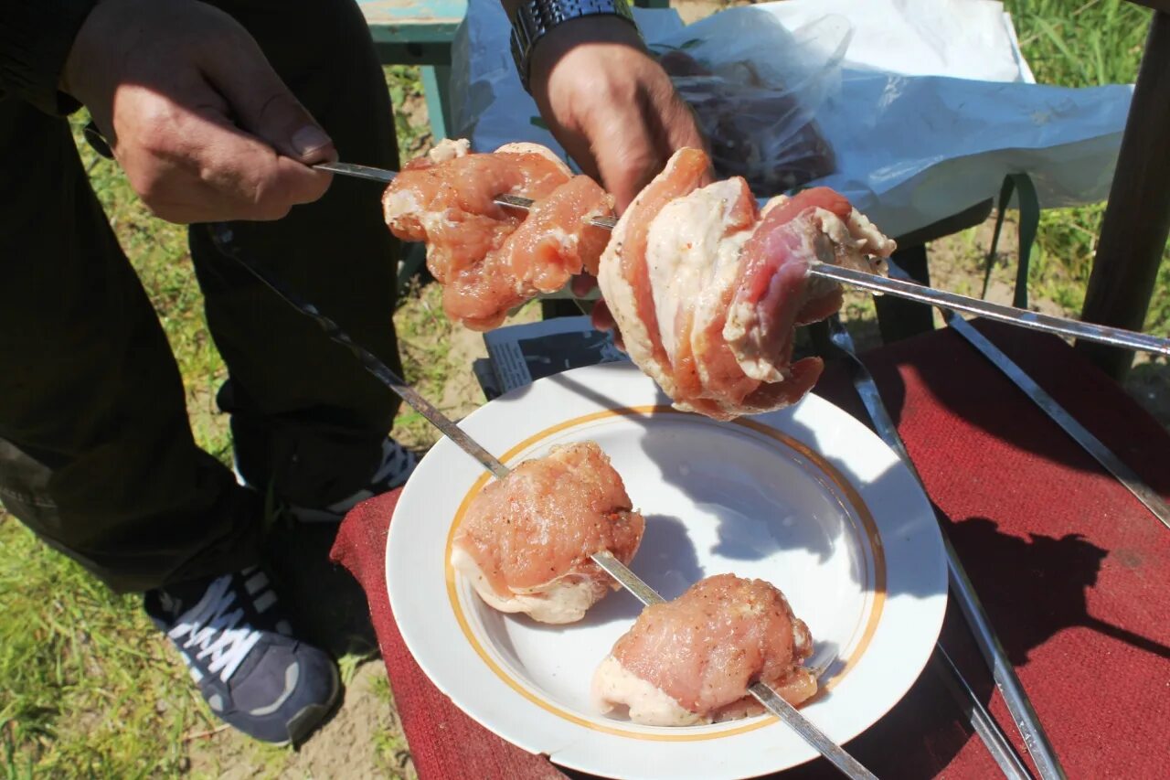 Нанизывание мяса на шампур. Шашлык на шампуре. Нанизывает шашлык на шампур. Съем шашлык