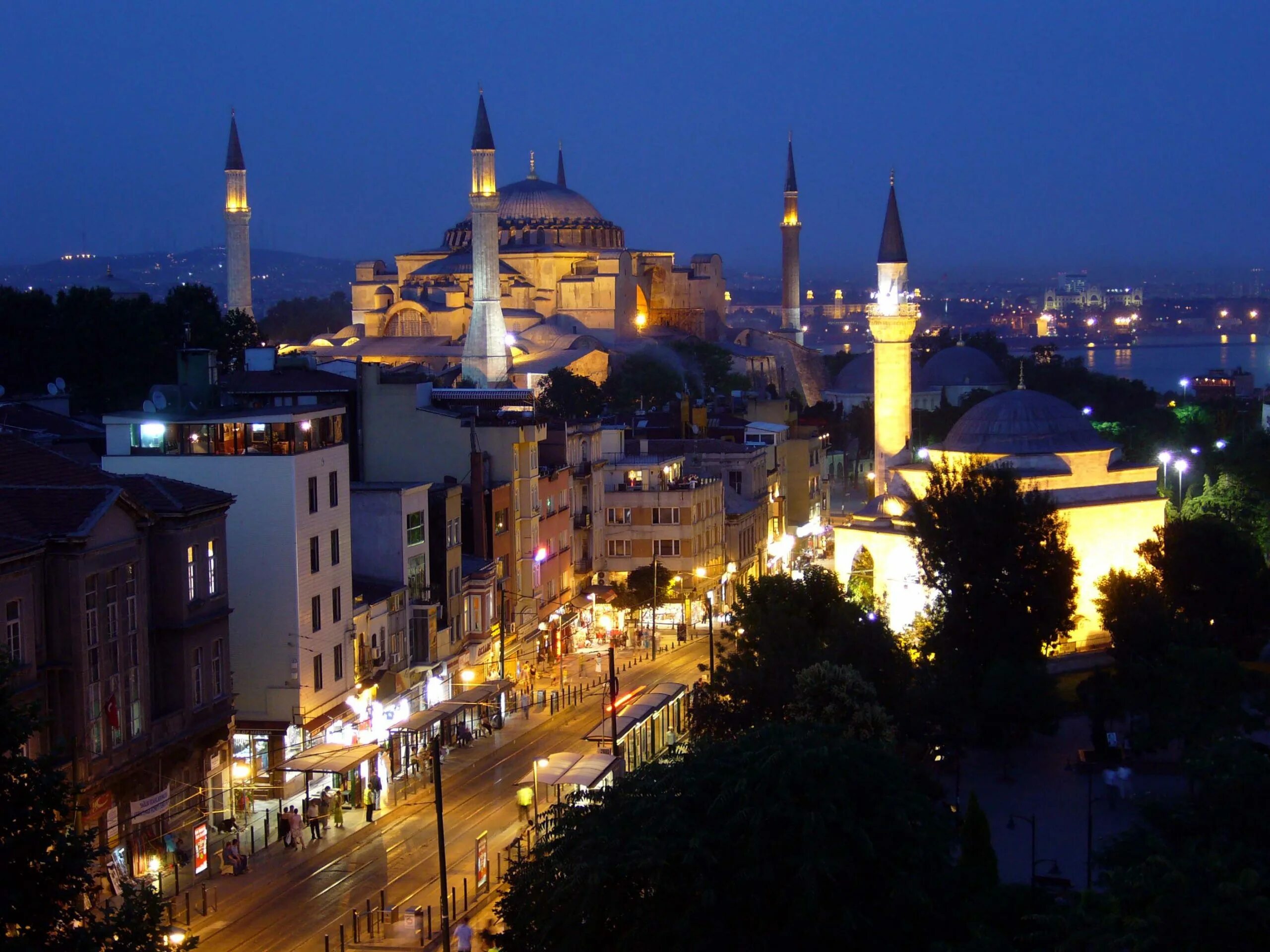 Стамбул старый город султанахмет. Султанахмет 1. Район Султанахмет в Стамбуле. Мула Турция город. Ночной Стамбул.