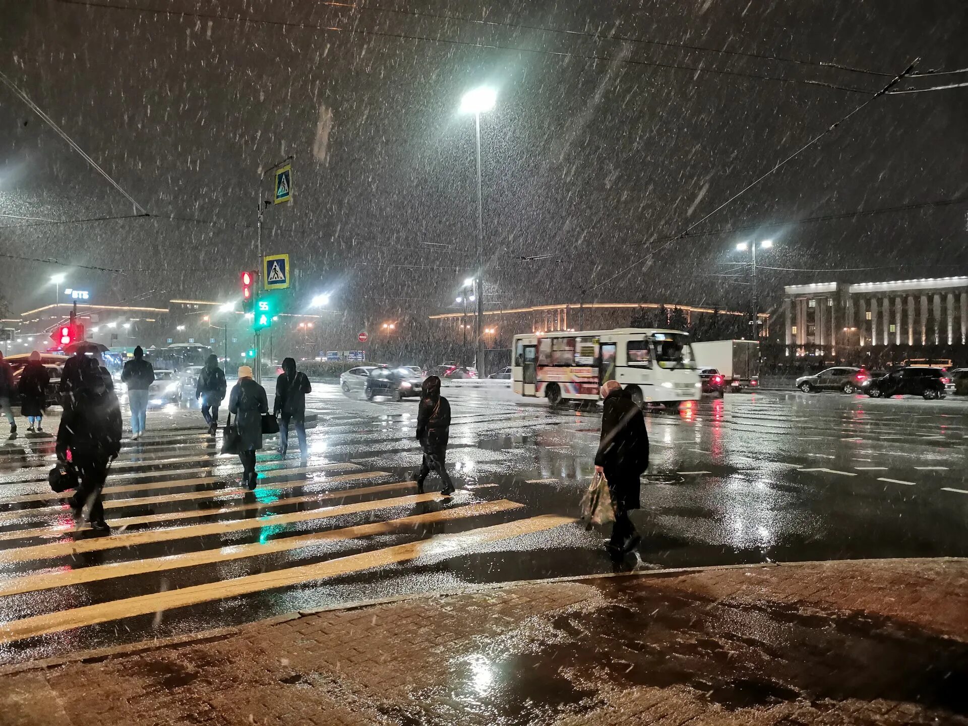 Сегодня снег вечером будет. Снегопад вечером. Снегопад в городе. Снегопад в Петербурге. Снегопад фото.