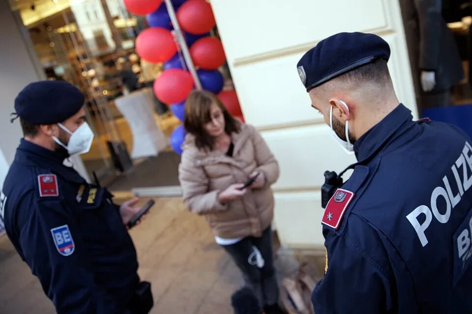 Австрия жители. Австрия коронавирус. Police shtraf. Австрия коронавирус. Воришки в австрии.